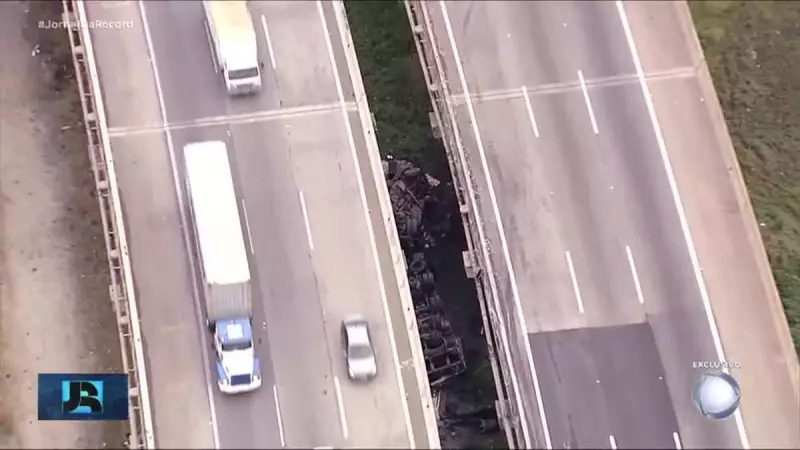 Caminhão com Granito Desaba de Viaduto na Grande SP e Causa Caos na Via — Veja o Vídeo Chocante!
