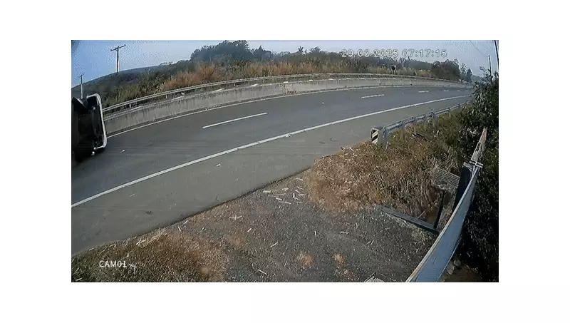 Caminhão com Serragem Vira e Interdita Rodovia entre Itapira e Mogi Guaçu — Veja o Vídeo!