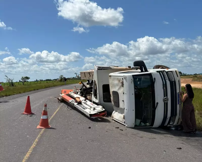 Caminhão da Equatorial Energia tomba na AP-070 em Macapá: veja o que aconteceu