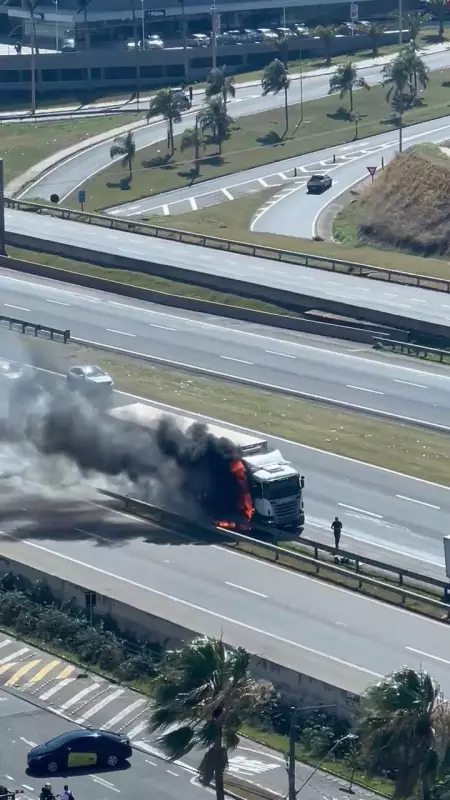 Caminhão pega fogo e interdita faixa da Rodovia D. Pedro I em Campinas — veja imagens