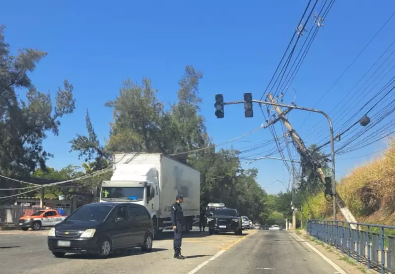 Caminhão provoca caos ao arrastar fios e derrubar poste em Volta Redonda — confira os estragos!