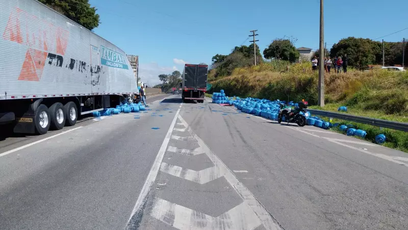 Caminhão tomba e derruba botijões de gás na Fernão Dias, em Vargem (SP); veja o caos
