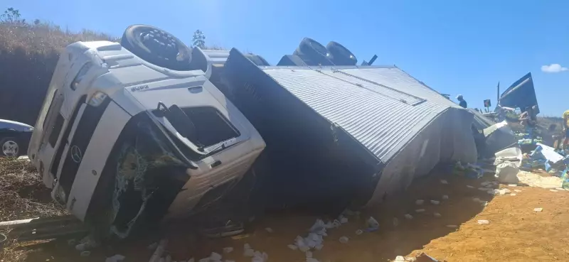Caminhão Tomba em Curva Perigosa da LMG-760 e Espalha Toneladas de Mamão pela Pista em Dionísio
