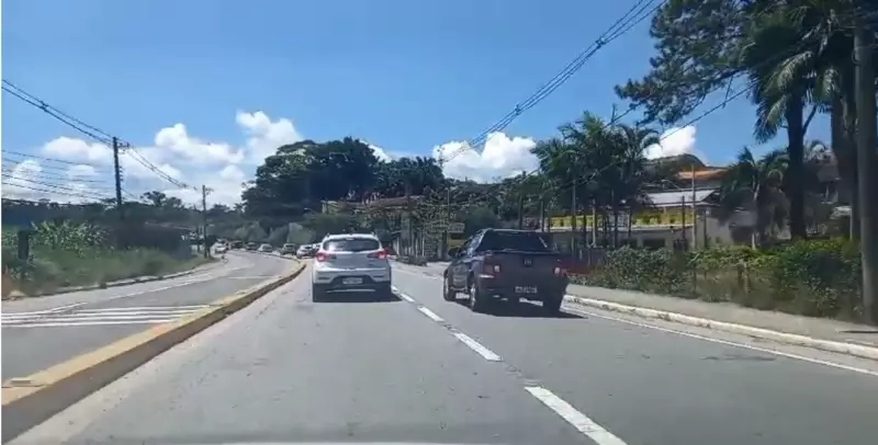 Caminhão tomba na Mogi-Bertioga e causa transtornos no trânsito: veja desvios e alternativas