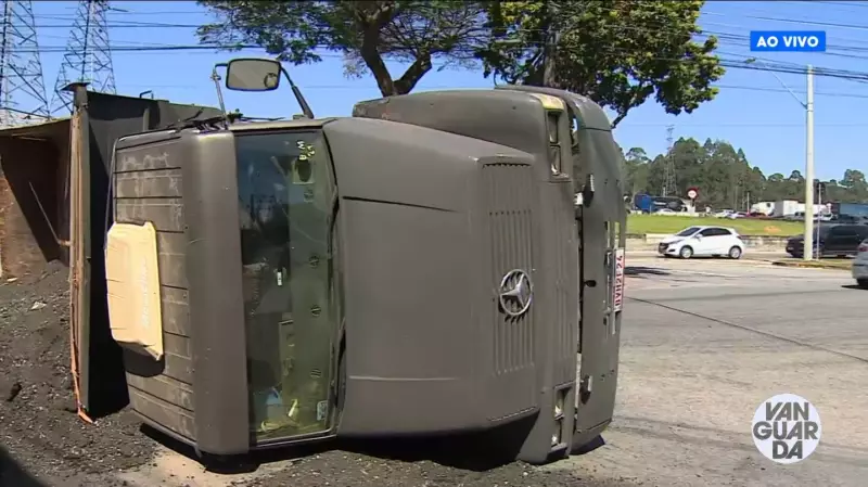 Caminhão Tomba na Zona Leste de São José: Motorista Fica Ferido em Acidente de Grande Porte