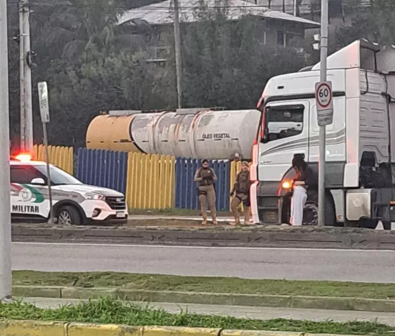 Caminhoneiro dá calote em programa de R$ 300 com travesti e foge em Itajaí — PM é acionada