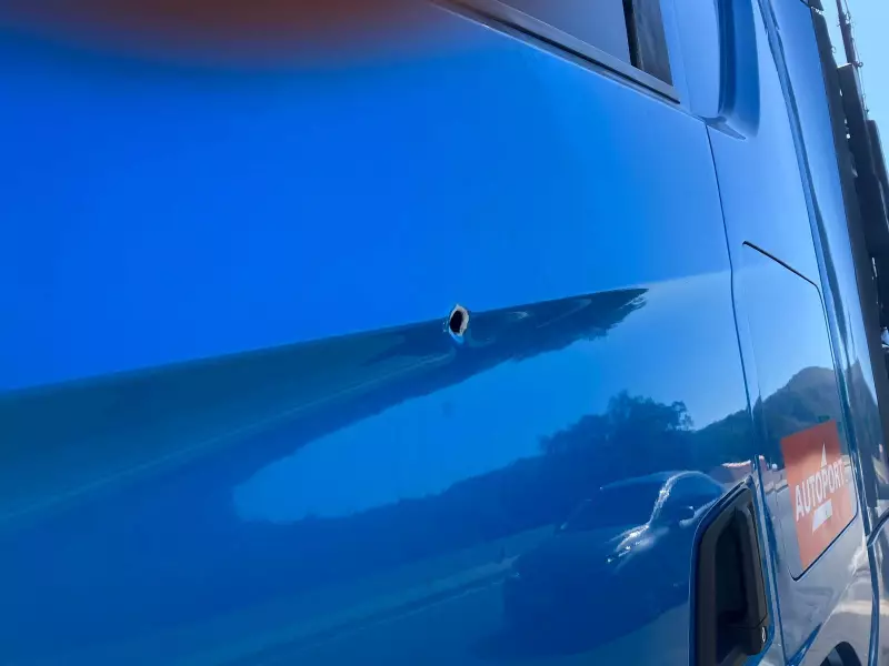 Caminhoneiro leva tiro na perna após tentar ultrapassar caminhonete em rodovia — filha relata pânico