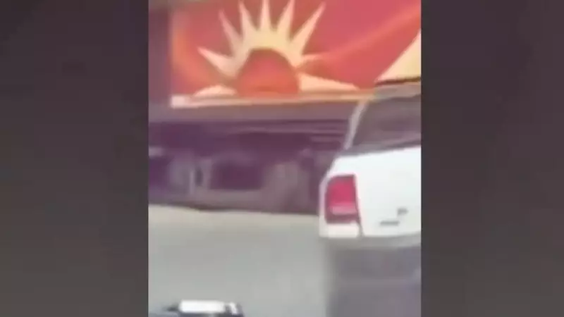 Caminhonete invade trilhos e é atingida por trem em acidente chocante — veja o vídeo!