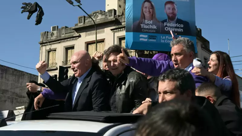 Caos em ato de Milei: candidato é retirado às pressas após confusão generalizada