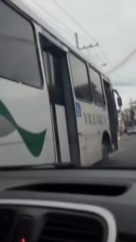 Caos em São João de Meriti: Ônibus Sequestrados após Tiroteio Deixa Passageiros Reféns