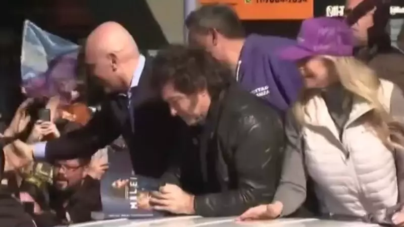 Caos na Carreata: Milei é Retirado às Pressas em Incidente com Manifestantes na Argentina