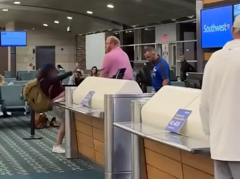 Caos no Aeroporto: Passageira Destrói Balcão e Agride Funcionária em Ataque de Fúria — Veja o Vídeo!