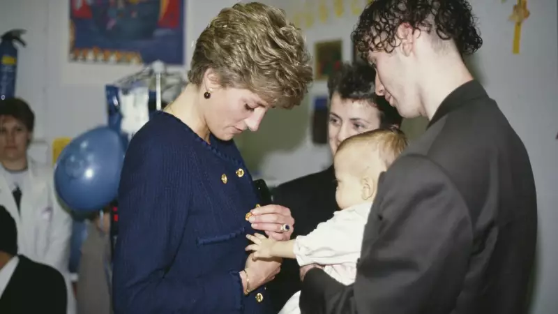 Cápsula do Tempo da Princesa Diana é Aberta em Hospital de Londres e Conteúdo Surpreende