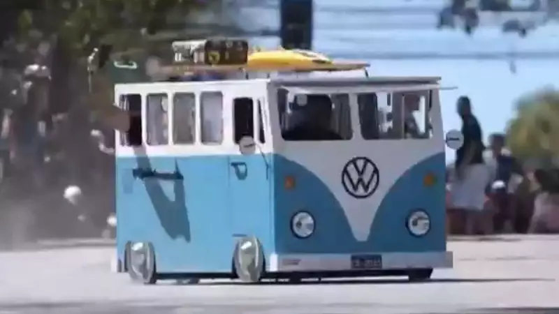 Carrinho de Rolimã que Imita Kombi Faz a Folia na Virada Cultural de BH — Veja o Sucesso!