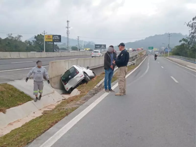 Carro capota em complexo viário de Blumenau um dia após inauguração da BR-470 — motorista sai ileso