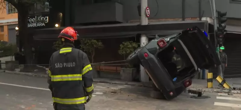 Carro desobedece sinal vermelho, colide com caminhonete e capota no Itaim Bibi — assista ao vídeo chocante!