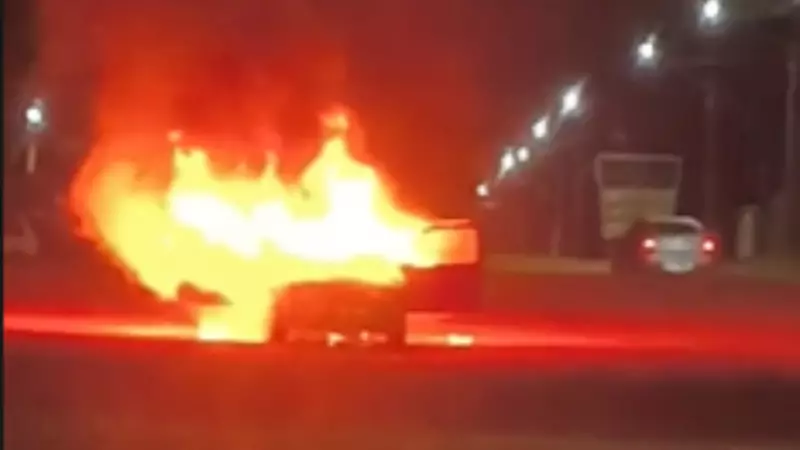 Carro é incendiado e destruído em Ribas do Rio Pardo — veja o vídeo chocante