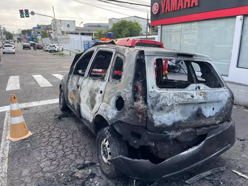Carro vira bola de fogo e paralisa Avenida Djalma Batista, no coração de Manaus