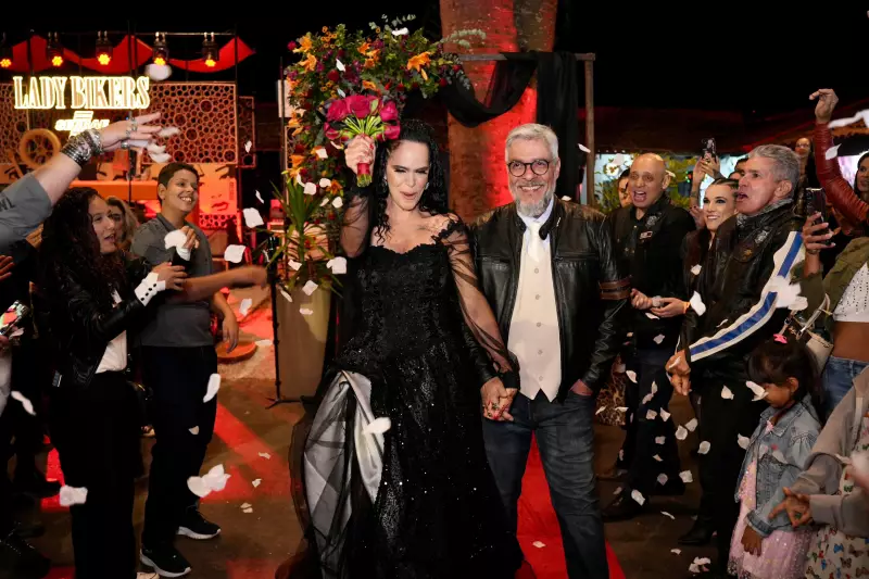 Casal de motociclistas celebra amor com vestido de noiva preto e cortejo motorizado no Capital Moto Week