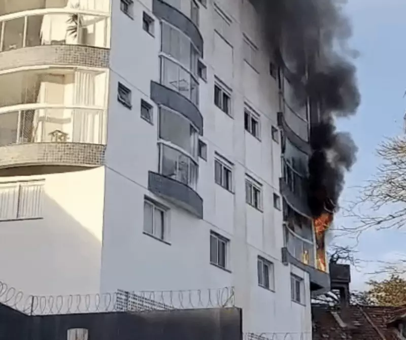 Casal e bebê ficam presos em varanda durante incêndio em prédio de Florianópolis — Veja o vídeo chocante!