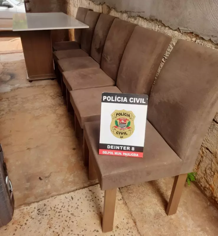 Casal é Flagrado em Câmera Furtando Móveis de Residência em Paulicéia — Vítima Estava Viajando