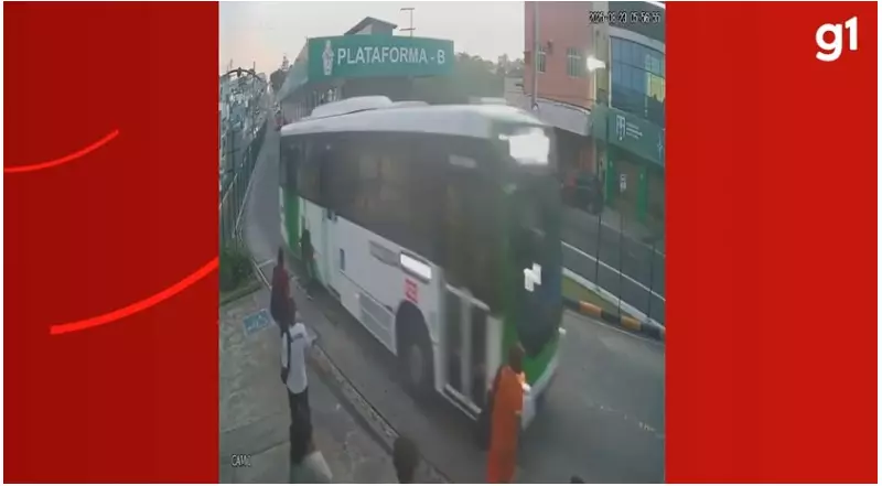 Cena Chocante em Manaus: Pedestre Atropelado por Ônibus ao Cruzar Via em Frente ao Terminal