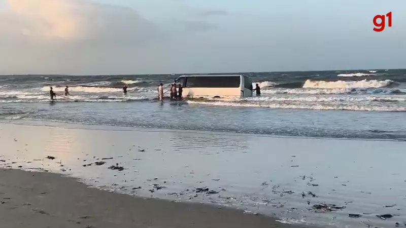 CENA DE TERROR: Maré engole van inteira na Praia de Panaquatira, no Maranhão — VÍDEO