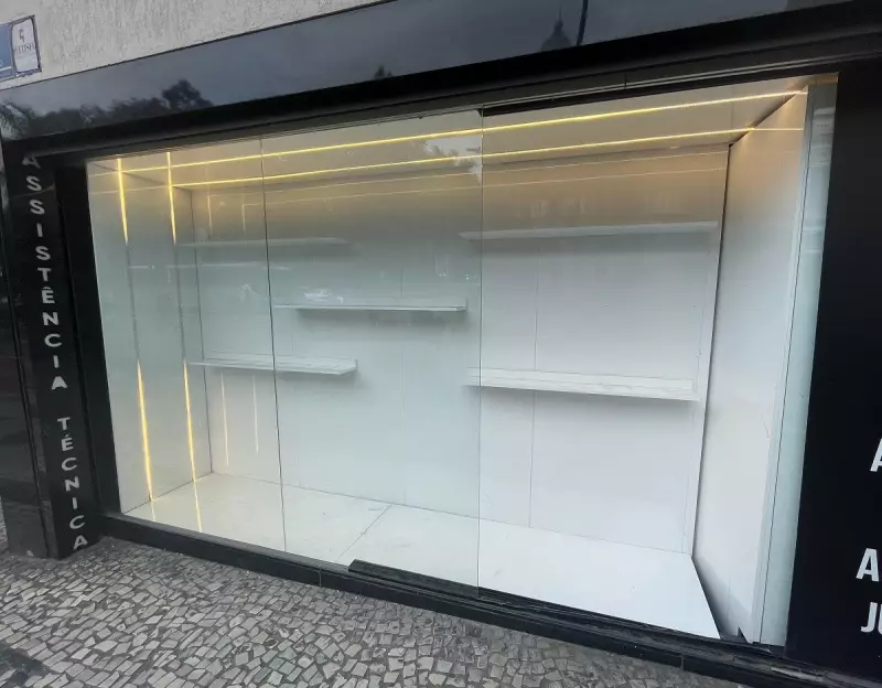 Centro de Juiz de Fora é alvo de furto e vandalismo: loja tem materiais levados e agência tem vidraça quebrada
