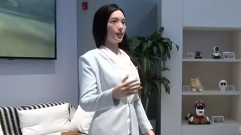 China surpreende com loja futurista: robôs humanoides que fazem de tudo!