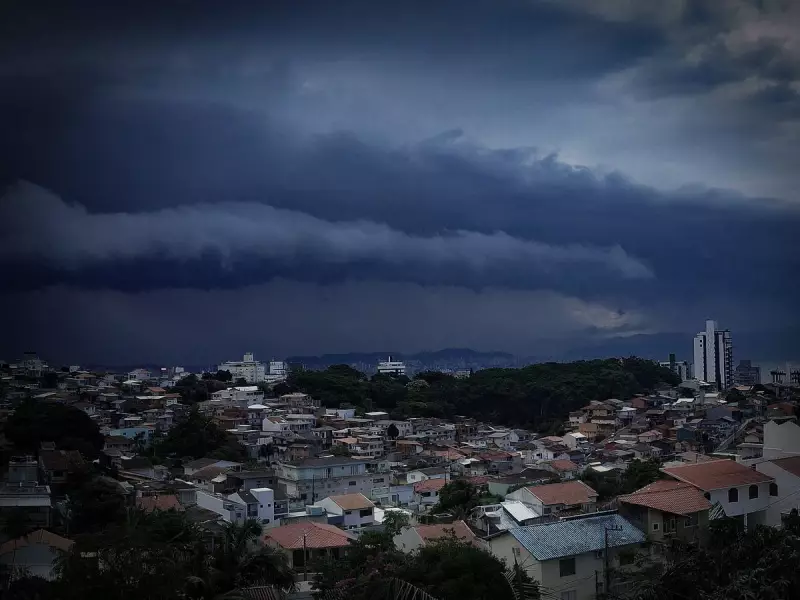 Ciclone Extratropical se Forma no Sul: Ventos de Até 70 km/h Ameaçam o Oeste de SC