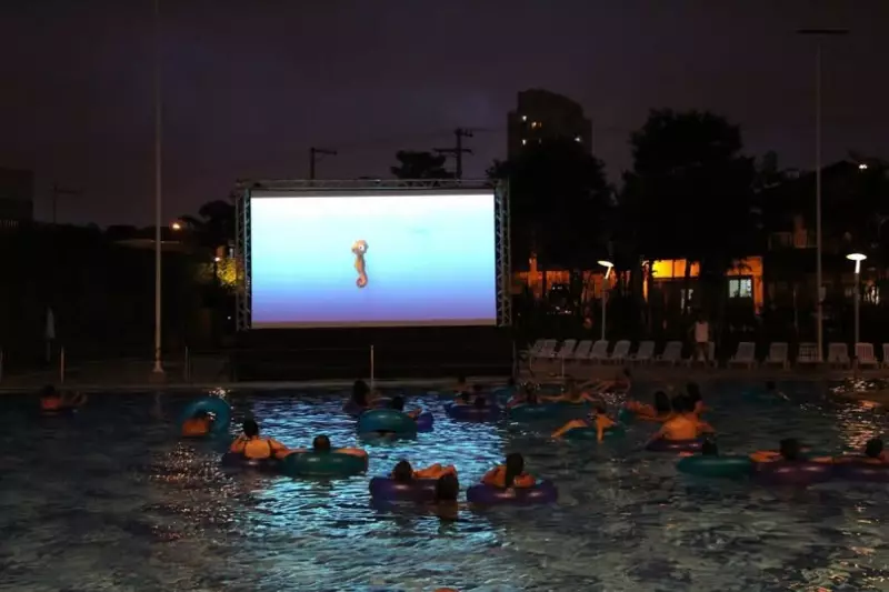 Cinema na Piscina: Sesc Vila Mariana Cria Experiência Única com Filmes Dentro D'Água em SP