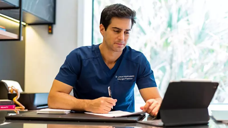 Cirurgião usa fantoches para desmistificar plástica: técnica inovadora conquista pacientes