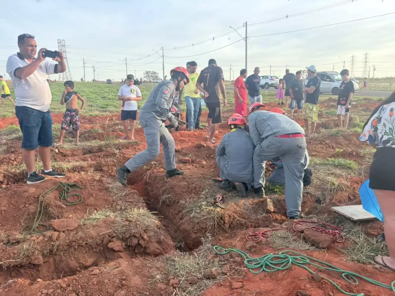 Criança de 10 anos passa por susto ao cair em buraco enquanto empinava pipa em Piracicaba