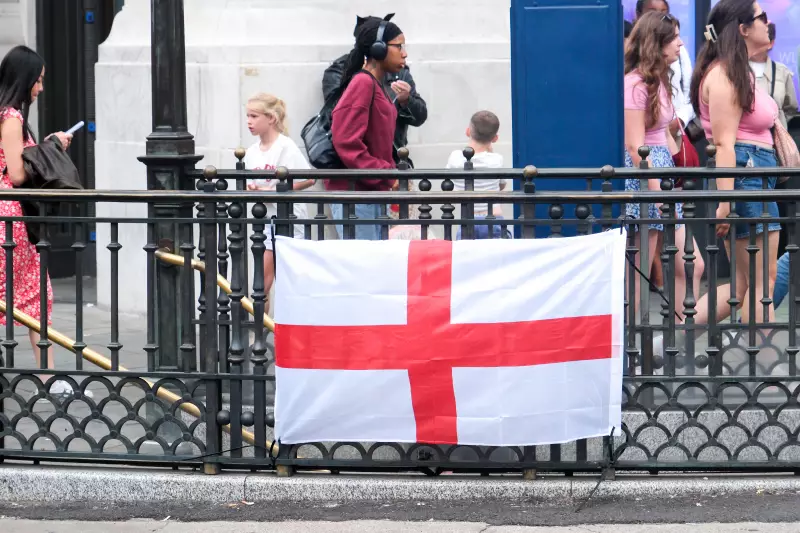 Cruz de São Jorge em cheque: símbolo inglês vira alvo de polêmica antimigratória
