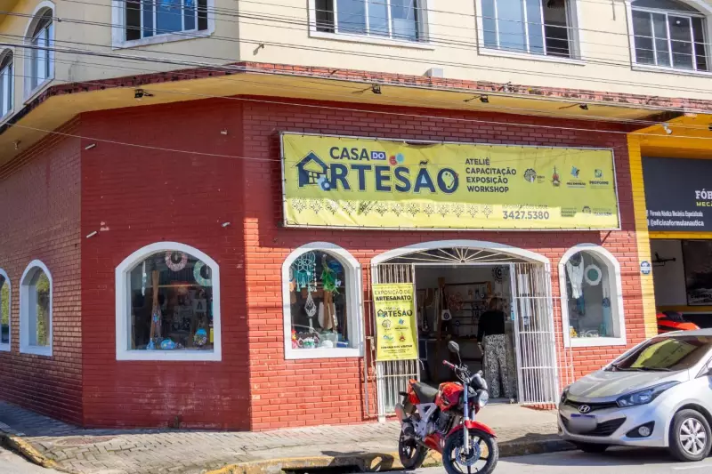 Cursos gratuitos transformam vidas na Baixada Santista: aprenda técnicas artesanais e ganhe dinheiro com criatividade