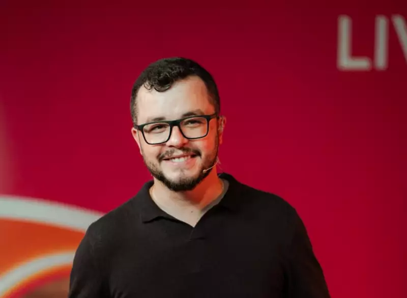 De Executivo a Mestre das Redes: O Gênio Por Trás das Influenciadoras do Mercado de Beleza