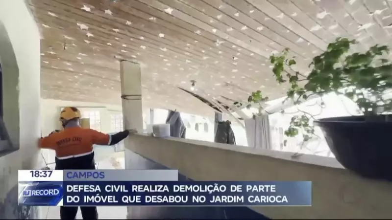 Defesa Civil de Campos (RJ) realiza demolição parcial de imóvel em risco no Jardim Carioca — veja detalhes