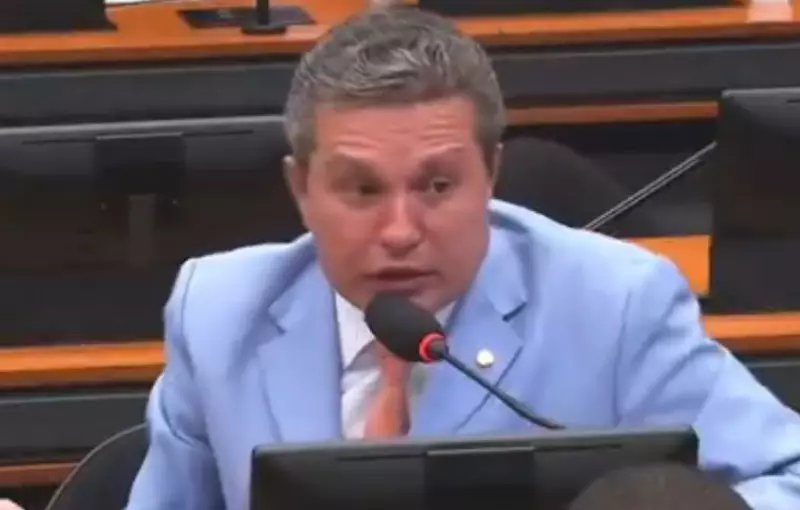 Deputado de direita arrasa Bolsonaro em discurso explosivo na Câmara e viraliza nas redes