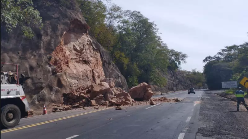 Deslizamento de pedras na BR-153 em Marília: trânsito parcialmente interditado e risco de novos desabamentos