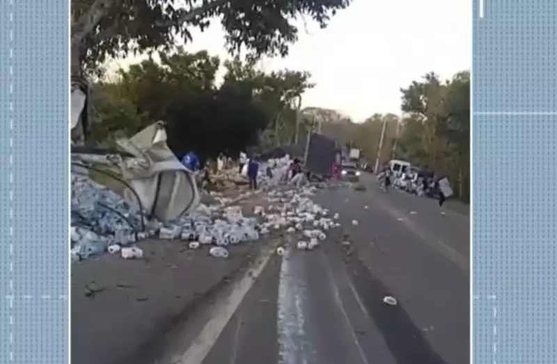 Duas carretas tombam na RJ-116 em Santo Antônio de Pádua: trânsito caótico e operação de resgate complexa
