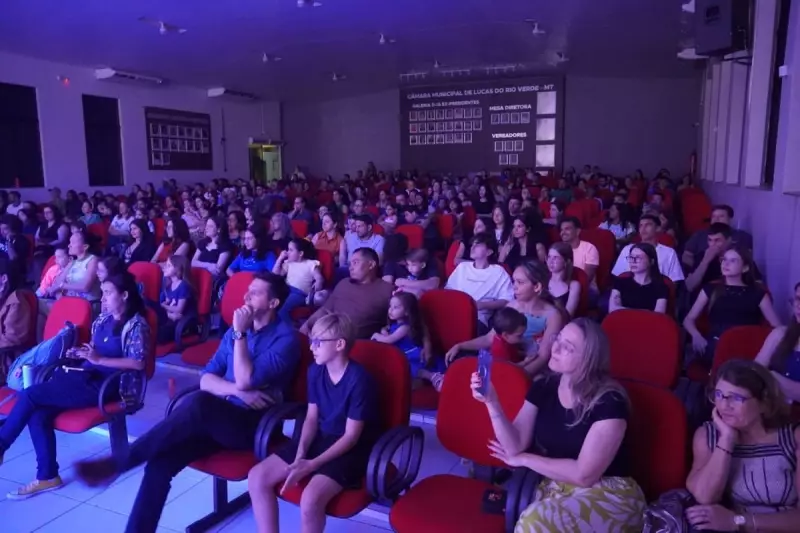 Encanto da Disney Arrasa em Lucas do Rio Verde: Sessão Lotada na Câmara de Vereadores!