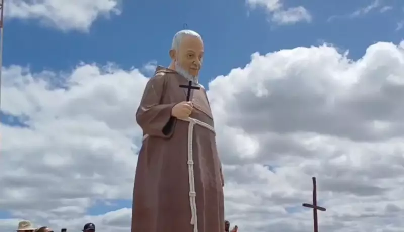 Estátua de Frei Damião em Lajes Pintada de Rosa Choque: Saiba o Motivo da Transformação Inusitada