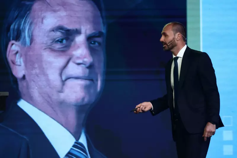 Estratégia de Eduardo Bolsonaro para blindar o pai pode custar caro ao Brasil