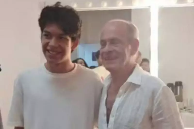 Estudante Baiano Veste Ney Matogrosso e Encontro Épico no Show Vira Sensação na Web