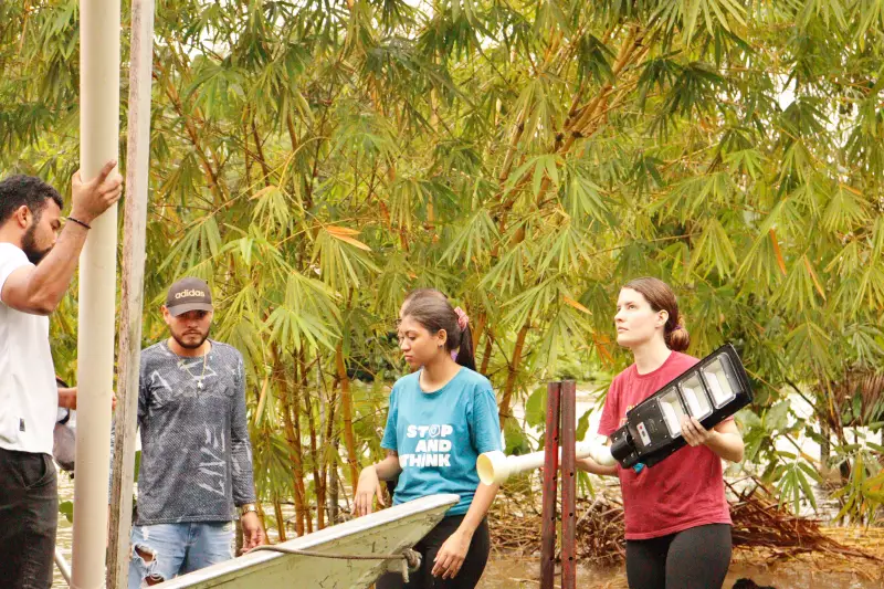 Estudantes da Amazônia Brilham em Competição Global com Projeto de Energia Solar para Comunidades Ribeirinhas