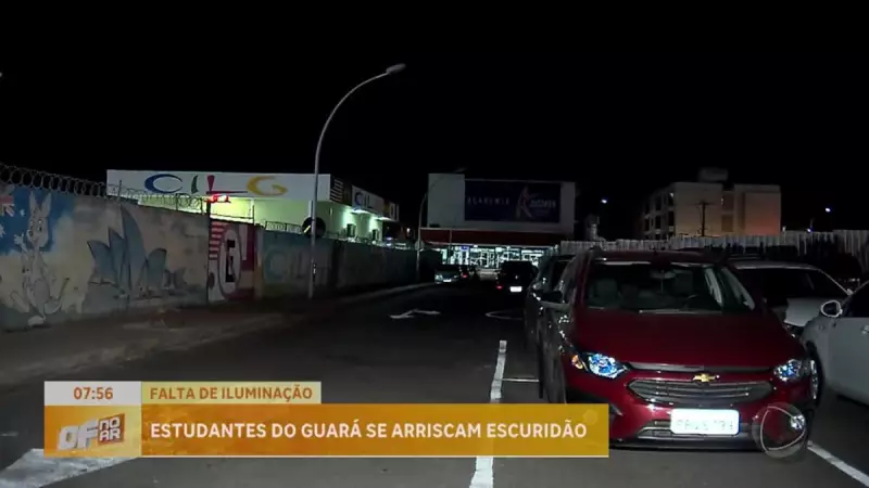 Estudantes do Guará-DF Desafiam a Escuridão em Caminho Perigoso para a Escola — Um Retrato Assustador da Infraestrutura Negligenciada