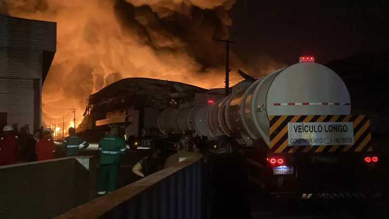 Fábrica em Manaus pega fogo e bombeiros enfrentam chamas intensas durante a madrugada