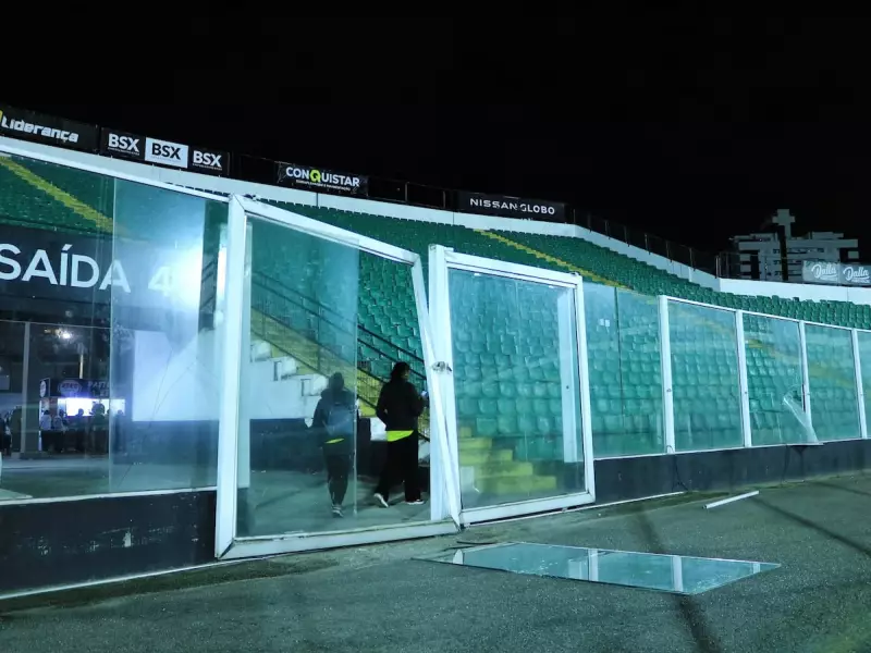 Figueirense empata em jogo turbulento: torcedores invadem gramado e causam destruição no Estádio Scarpelli