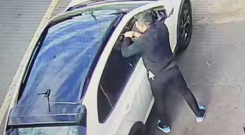 Flagrante Chocante: Câmera de Segurança Captura Homem Quebrando Vidro de Carro para Furtar Mochila em Piracicaba
