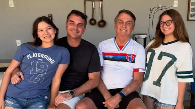 Flávio Bolsonaro visita pai em prisão domiciliar e critica decisão de Moraes: 'Injustiça clara'